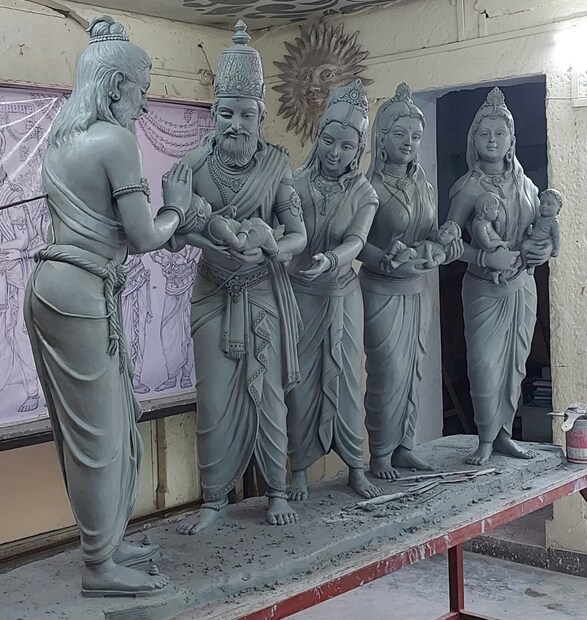 नगरचे कलाकार असलेले प्रमोद कांबळे यांनी अतिशय मेहनतीने चित्रकलेचे काम सुरू केले. आज त्यांचे काम जिल्ह्यात, राज्यात नाही तर देश पातळीवर गाजते आहे. प्रमोद कांबळे यांना अनेक पुरस्कारही मिळालेले आहेत. 