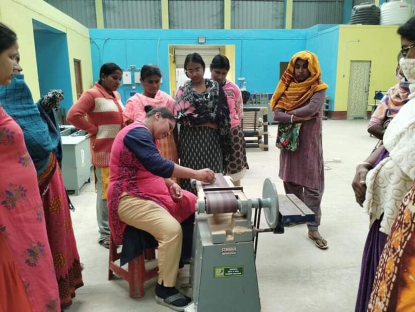 चंद्रपूरच्या बंगाली कॅम्प झोपडपट्टी भागात मीनाक्षी वाळके राहतात. चंद्रपूर आणि इतरत्र विपुल प्रमाणात जंगल आहे. या जंगलामध्ये मोठ्या प्रमाणावर बांबूचे उत्पादन होत असतं. याच बाबूंचा वापर करत त्या विविध वस्तू तयार करतात. त्यांनी बांबूपासून अप्रतिम कलाकृती निर्माण केल्या आहेत. 