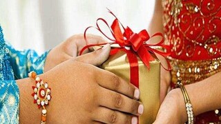 रक्षाबंधनला बहिणीला चुकूनही देऊ नका 'हे' गिफ्ट्स