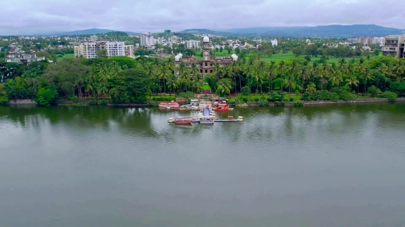 रंकाळा तलाव : कोल्हापूर म्हटलं की रंकाळा हे बऱ्याच जणांना ठाऊक आहे. त्यामुळेच अंबाबाई मंदिराच्या अगदी जवळ असणारा रंकाळा तलाव हे ठिकाण पर्यटकांच्या यादीतील महत्त्वाचे नाव असते. या तलावाचा सुंदर असा नजारा, तलावाच्या बाजूने तटबंदी आणि बगीचा, खाण्यापिण्याच्या विविध गोष्टींचे स्टॉल या ठिकाणी पाहायला मिळतात. 