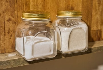 पावसाळ्यात मीठ, साखरेला पाणी सुटलय? 4 टिप्सने ओलावा होईल दूर पावसाळ्यात मीठ, साखरेला पाणी सुटलय? 4 टिप्सने ओलावा होईल दूर