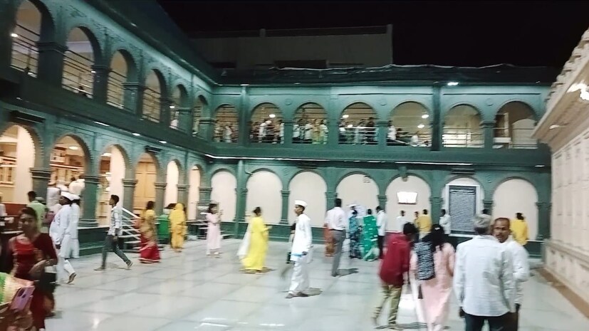 अधिकमासात शेगाव नगरीत भक्तांची प्रचंड गर्दी आहे. त्यामुळे अनेक जण या ठिकाणी विश्रामासाठी भक्त निवासाची व्यवस्था करण्यासाठी देखील भक्तांना तास दोन तास वेटिंग वर राहावे लागते आहे. एकंदरीत अधिक मासामुळे शेगाव नगरी भक्तांनी दुमदुमली आहे.