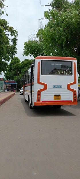 शेगाव रेल्वे स्टेशन वरून मंदिर काहीच अंतरावर आहे रेल्वे स्टेशन ते गजानन महाराजांच्या मंदिरापर्यंत देवस्थानाच्या वतीनेच भक्तांच्या सेवेकरिता मोफत बस उपलब्ध आहेत. रेल्वे स्टेशन वर उभ्या असलेल्या देवस्थानाच्या बसमध्ये भक्त चढतात आणि या बसमधून मंदिरापर्यंत पोहोचतात. त्यानंतर फ्रेश होण्याची उत्तम व्यवस्थाही त्या ठिकाणी आहे.