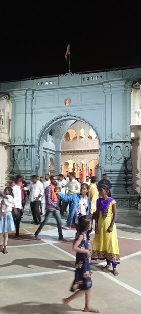 अधिक मास हा मल मास किंवा अपवित्र मास म्हणूनही ओळखला जातो. या मासामध्ये शुभ कार्य केले जात नाही आणि म्हणूनच लाखोंच्या संख्येने भक्त तीर्थस्थळाकडे धाव घेतात. तीर्थस्थळी जाऊन देवाचे दर्शन घेतल्याने आणि दानधर्म केल्याने विशेष पुण्य मिळते असं म्हणतात. त्यामुळे श्री संत गजानन महाराजांच्या शेगाव नगरीमध्ये मंदिरात भक्तांची प्रचंड गर्दी दिसून येत आहे. 