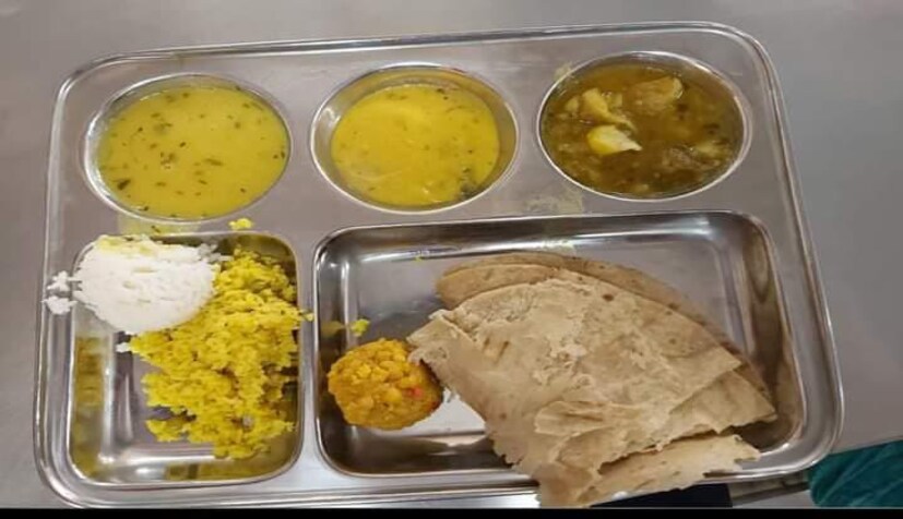 गजानन महाराजांचे दर्शनासाठी रोज शेकडो भाविक येतात. मात्र अधिक महिन्यांमध्ये भक्तांची लाखोंच्या संख्येने गर्दी बघायला मिळते सर्व भक्तांकरिता मंदिरात महाप्रसादाची सोय सकाळी नऊ ते रात्री नऊ पर्यंत सुरू असते.