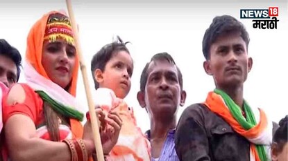 सीमा हैदरने सचिनसोबत घरावर फडकावला तिरंगा सीमा हैदरने सचिनसोबत घरावर फडकावला तिरंगा