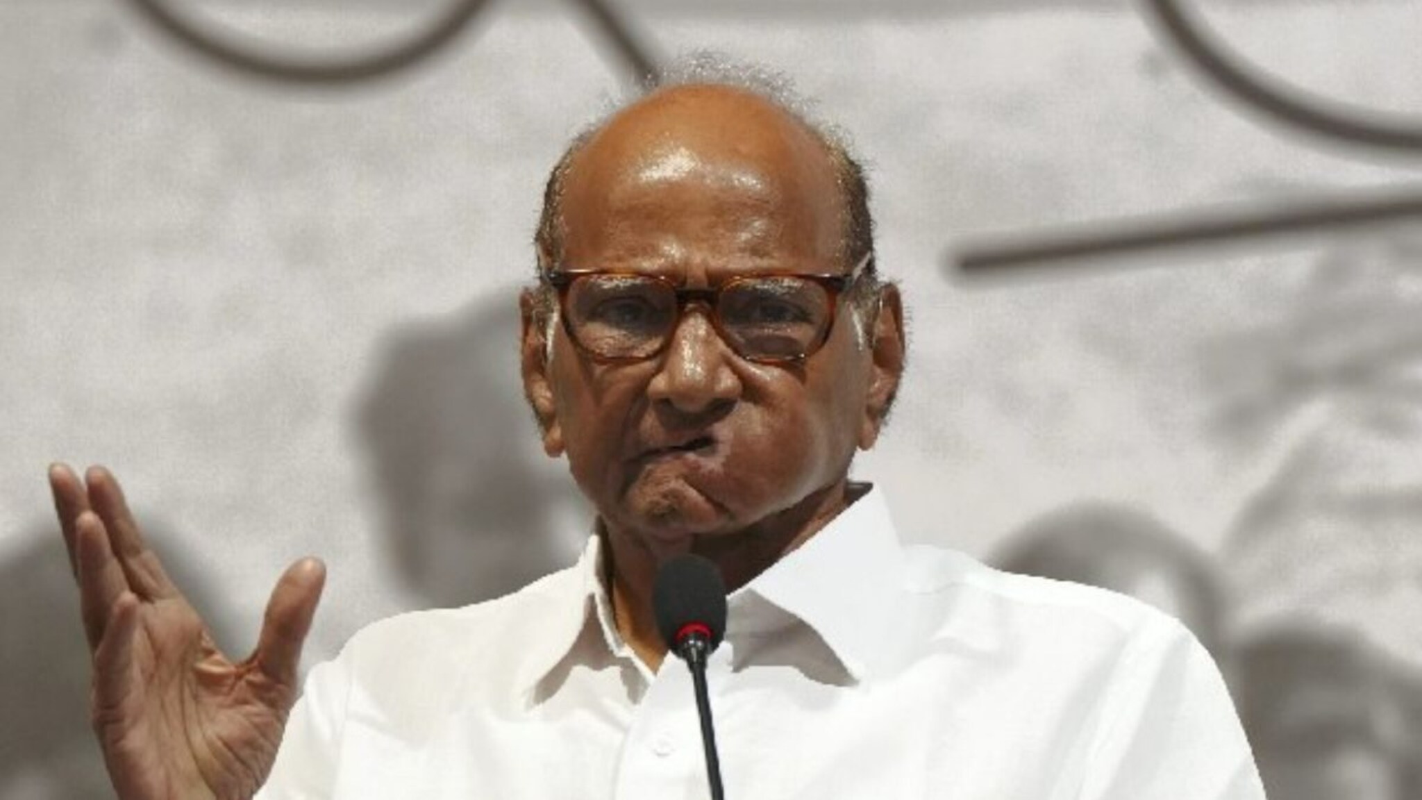 ..त्यामुळे शेतकऱ्यांच्या खऱ्या प्रश्नाकडं लक्ष द्या; पवारांचा शिंदेंना टोला