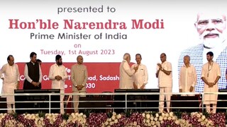 व्यासपीठावर जाताच पंतप्रधान नरेंद्र मोदी यांनी थेट राष्ट्रवादी काँग्रेसचे अध्यक्ष शरद पवार यांची भेट घेतली. व्यासपीठावर जाताच पंतप्रधान नरेंद्र मोदी यांनी थेट राष्ट्रवादी काँग्रेसचे अध्यक्ष शरद पवार यांची भेट घेतली.