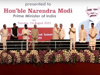 व्यासपीठावर जाताच पंतप्रधान नरेंद्र मोदी यांनी थेट राष्ट्रवादी काँग्रेसचे अध्यक्ष शरद पवार यांची भेट घेतली.