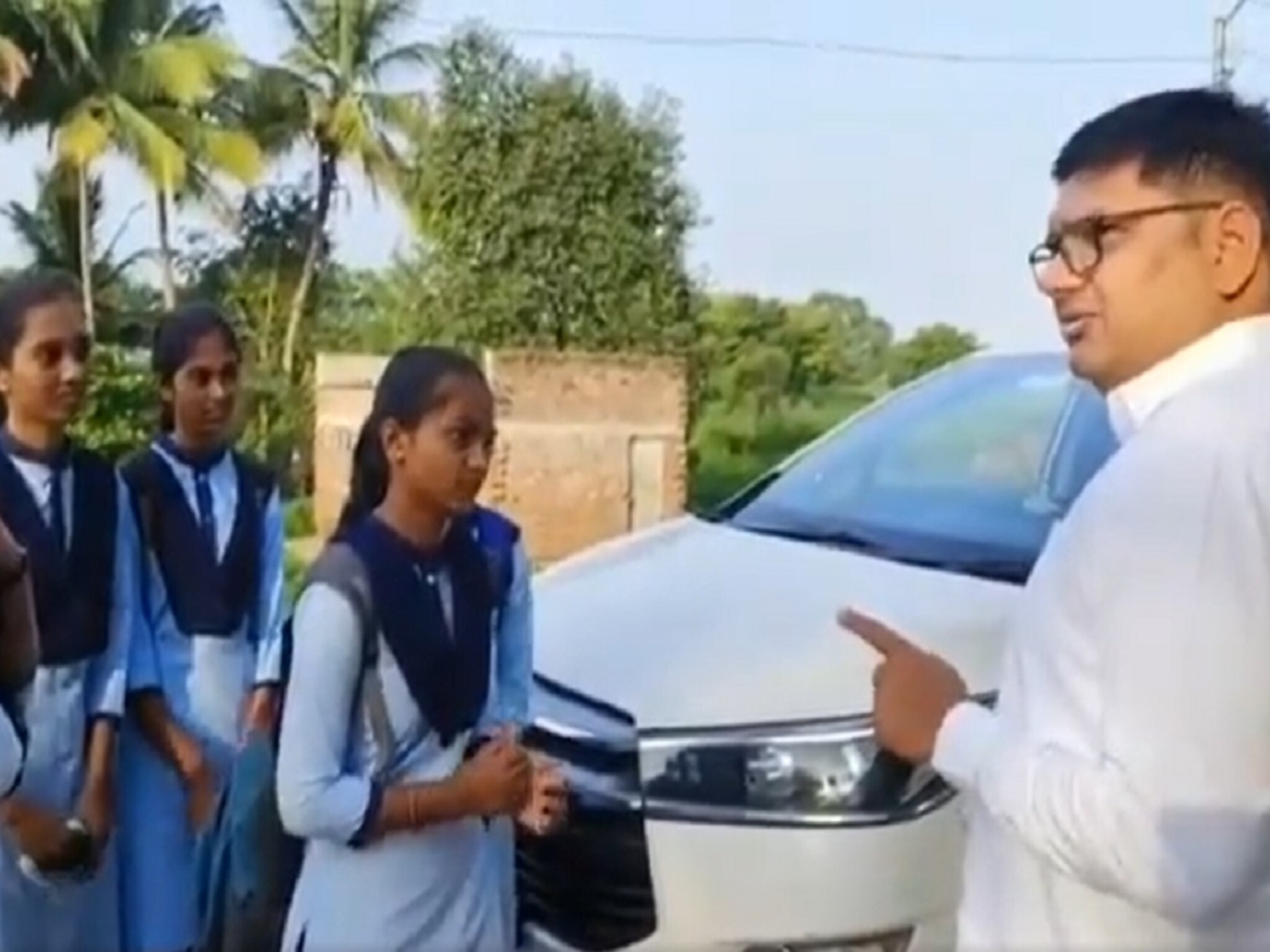 राज्य सरकारच्या कार्यक्रमाला 600 एसटी, विद्यार्थ्यांचे हाल; आमदाराने सोडलं शाळेत