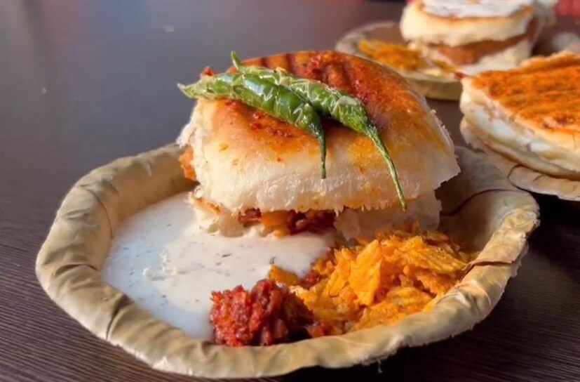  महाराष्ट्रातील खाद्यपदार्थांमध्ये वडापाव हा सर्वात फेमस पदार्थ म्हणून ओळखला जातो. मुंबई आणि पुण्यातले वडापाव हे संपूर्ण महाराष्ट्रात प्रसिद्ध आहेत. <a href="https://news18marathi.com/pune/">पुण्यातल्या</a> प्रत्येक भागातले वडापावचे गाडे असून तिथं नेहमी गर्दी असते.