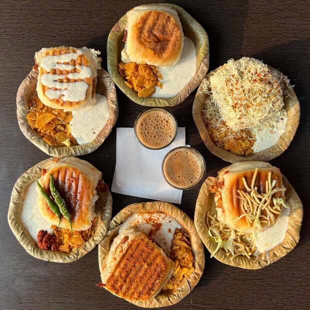 या गर्दीमध्ये आपला वडापाव इतरांपेक्षा हटके असावा असा सर्वांचा प्रयत्न असतो. पुण्यात एकाच ठिकाणी 6 वेगवेगळ्या प्रकारचे वडापाव मिळतात. 