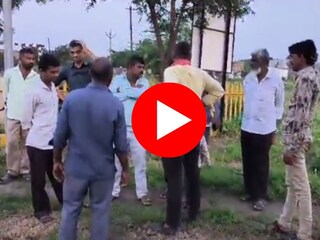 दारुच्या नशेत तरुण थेट रेल्वे रुळावर झोपला दारुच्या नशेत तरुण थेट रेल्वे रुळावर झोपला