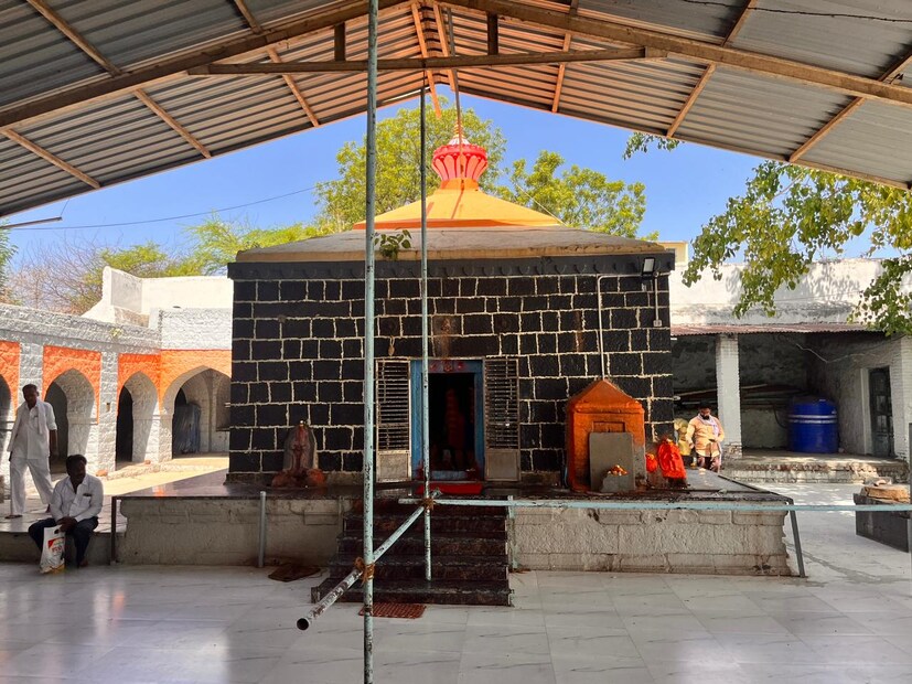 बीड जिल्ह्यातून सिंदफणा नदी वाहते. या नदीच्या पात्रात माजगाव येथे सिद्धश्वेर मंदिर आहे. अशा प्रकारे नदीपात्रात क्वचितच मंदिरे आढळतात. त्यामुळे या मंदिराला वेगळे महत्त्व आहे. सिद्धेश्वर मंदिर हे माजलगाव वासियांचे ग्रामदैवत आहे. त्यामुळे या ठिकाणी श्रावणात भाविकांची मोठ्या प्रमाणात गर्दी असते.