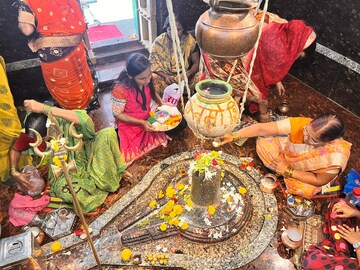 नदीच्या पात्रातील या मंदिरात श्रावणात असते मोठी गर्दी, घरबसल्या घ्या दर्शन
