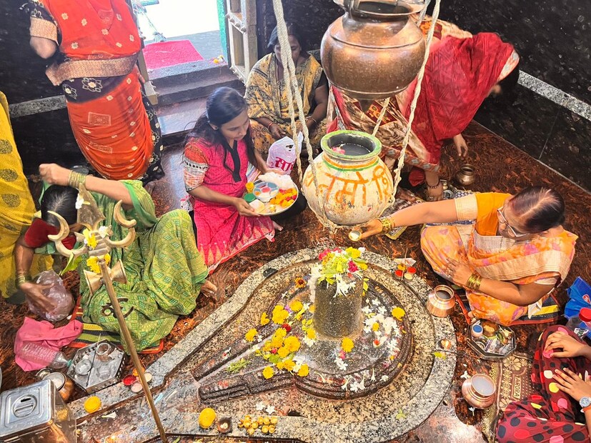श्रावण महिना महादेवाला समर्पित आहे. या पवित्र महिन्यात भगवान शंकराची पूजा केली जाते. श्रावण महिन्यातील प्रत्येक सोमवारी भगवान शंकराची पूजा केल्याने जीवनात सुख-समृद्धी येते असे म्हणतात. त्यामुळे श्रावण महिन्यात भाविकांची भगवान शंकराची पूजा करण्यासाठी मोठ्या प्रमाणात गर्दी दिसून येते. 