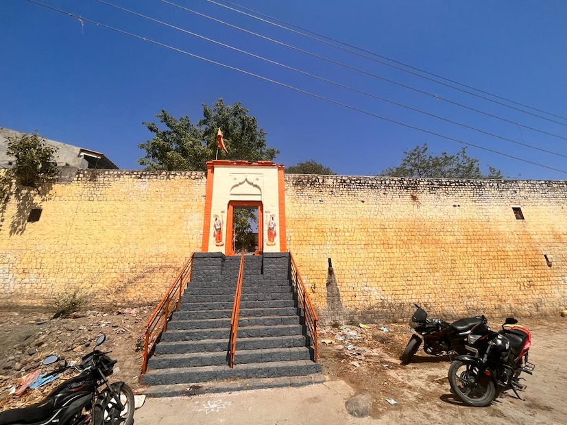 या मंदिराची जडणघडण पेशवेकालीन आहे. चार फूट रुंद भिंती असून निसर्गातील सर्व वातावरणाशी लढण्याची या मंदिराची क्षमता आहे. या मंदिरात अनेक संत वास्तव्यास असल्याचे देखील सांगण्यात येते. सिंदफणा नदीच्या पात्रात माजलगाव या धरणातून पाणी सोडले जाते.