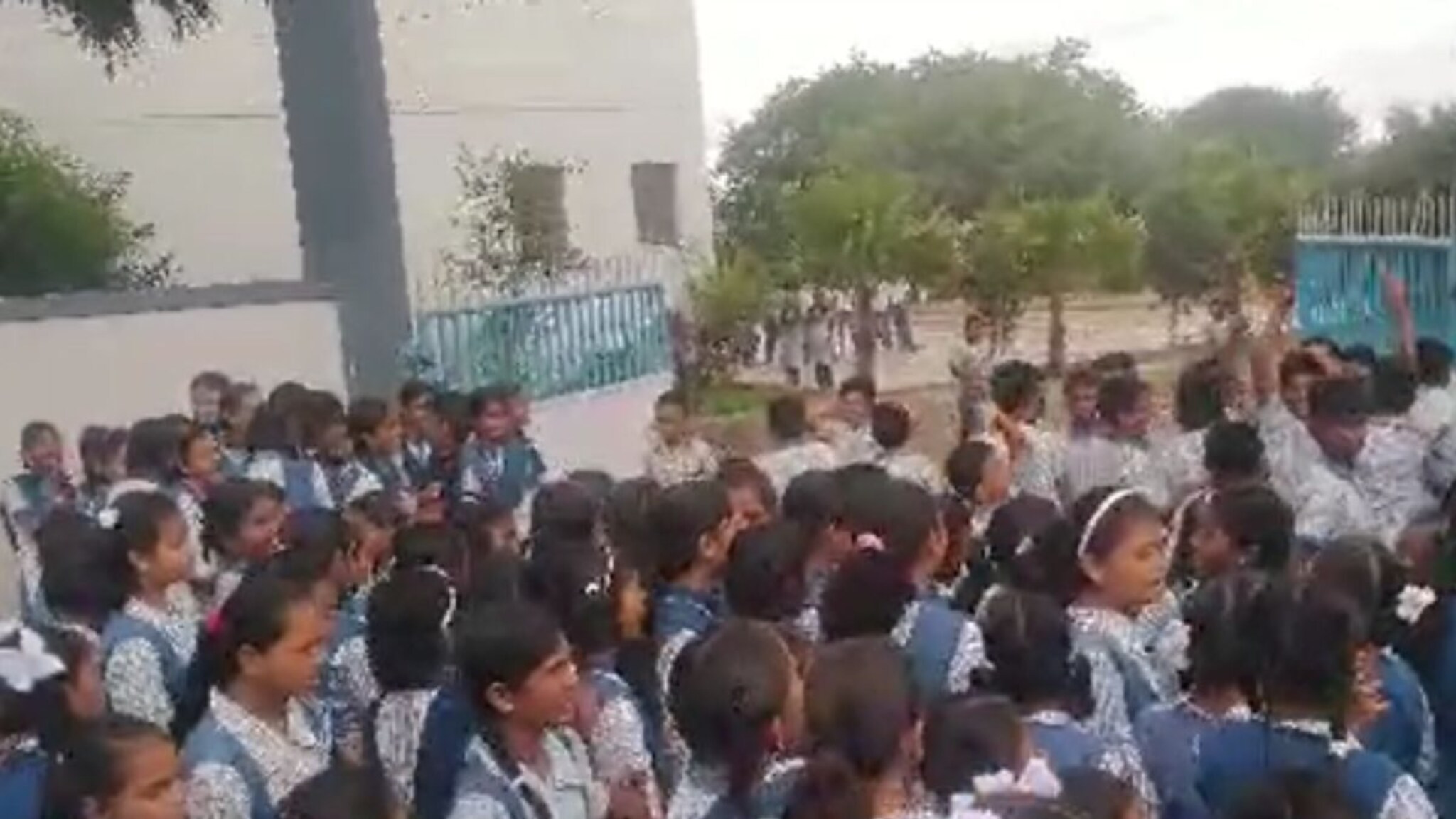 मास्तरीणबाईंची बदली रद्द करण्यासाठी गाव एकवटलं; विद्यार्थ्यांच्या डोळ्यात अश्रू