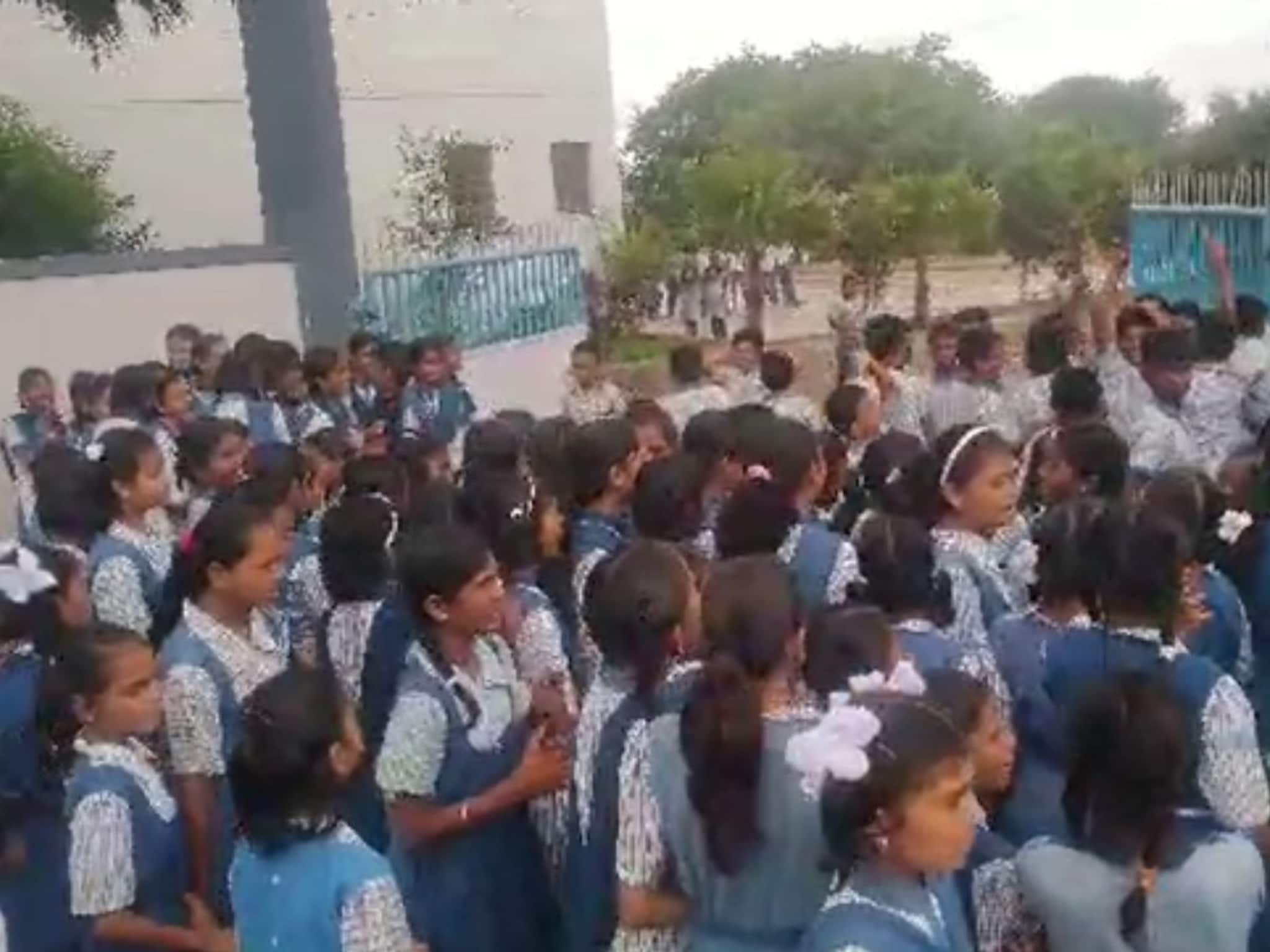 मास्तरीणबाईंची बदली रद्द करण्यासाठी गाव एकवटलं; विद्यार्थ्यांच्या डोळ्यात अश्रू