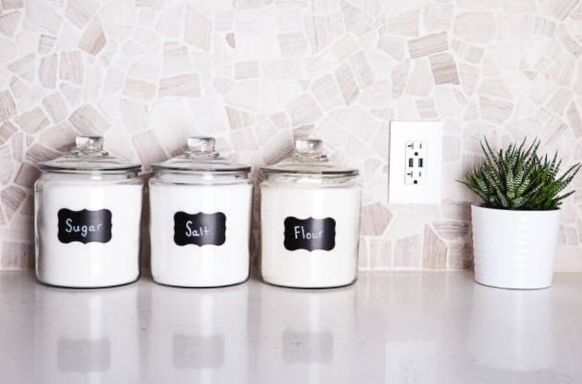 पावसाळ्यात साखर आणि मीठ हे प्लास्टिकच्या बरण्यांमध्ये न ठेवता काचेच्या बरण्यांमध्ये ठेवा. याशिवाय साखर किंवा मीठ काढत असताना नेहमी सुक्या हाताने काढा. ओल्या हाताने पदार्थ काढताना तो ओलावा जर पदार्थाला लागला तर ती ओली होते.