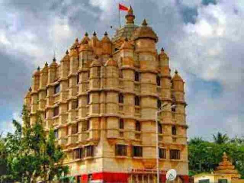 देशाची आर्थिक राजधानी असलेल्या मुंबईतलं श्री सिद्धिविनायक मंदिर हे देशातल्या सर्वांत प्रसिद्ध मंदिरांपैकी एक आहे. दर वर्षी लाखो भाविक आणि विविध सेलेब्रिटी या मंदिराला भेट देतात. या मंदिरात 3.7 किलो सोन्याचं कोटिंग कोलकात्यातल्या एका व्यावसायिकाने दान केलं आहे. या मंदिरात दर वर्षी सुमारे 125 कोटींचं दान येतं.
