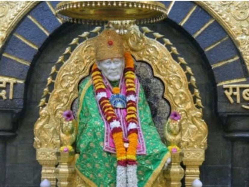 शिर्डीतलं साईबाबांचं मंदिर हे धार्मिक श्रद्धेचं प्रमुख केंद्र आहे. या मंदिराच्या बँक खात्यांमध्ये सुमारे 380 किलो सोनं, 4000 किलो चांदी, विविध देशांच्या चलनातले पैसे जमा आहेत. सुमारे 1,800 कोटी रुपयांची रोकड आहे.