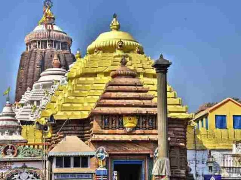 ओडिशात पुरी इथं असलेलं जगन्नाथ मंदिर हे हिंदूंच्या चार धामांपैकी एक आहे. समुद्रकिनारी असलेल्या या मंदिरात दर वर्षी लाखो भाविक दर्शनाला येतात. विविध मीडिया रिपोर्ट्सनुसार या मंदिरात सुमारे 100 किलो सोनं आणि चांदीच्या मौल्यवान वस्तू आहेत.