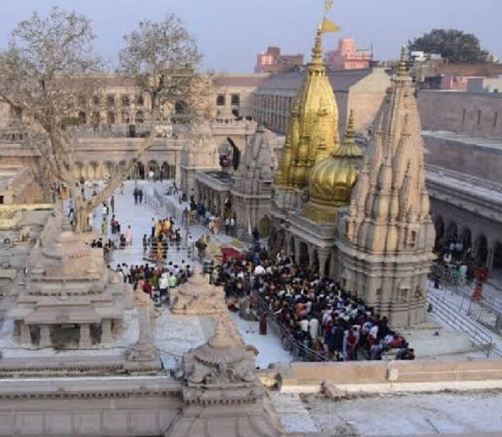 वाराणसीतलं भगवान विश्वनाथाचं मंदिर जगप्रसिद्ध आहे. भगवान शंकराच्या या मंदिराला दर वर्षी 50 लाखांहून अधिक देशी आणि सुमारे 2-3 लाख परदेशी पर्यटक भेट देतात. या मंदिरात दर वर्षी 4 ते 5 कोटी रुपयांचं दान येतं. या मंदिरातले 3 पैकी 2 घुमट सोन्याने मढवलेले आहेत.