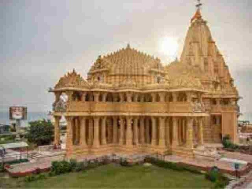 गुजरातमधलं सोमनाथ मंदिर हे भगवान शंकराचं आहे. ते देशातल्या सर्वांत श्रीमंत मंदिरांपैकी एक असून, 12 ज्योतिर्लिंगांपैकी एक आहे. महमूद गझनीने या मंदिरावर 17 वेळा हल्ला करून ते लुटण्याचा प्रयत्न केला. गझनीच्या आक्रमणाच्या वेळी या मंदिराच्या पायऱ्याही सोन्याच्या होत्या असं म्हणतात. इथे दर वर्षी कोट्यवधींचं दान येतं.