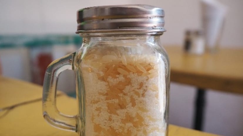 साखरेला ओलसरपणा येऊ नये यासाठी साखरेच्या डब्यामध्ये तांदळाचे काही दाणे टाका. साखरेत किंवा मिठामध्ये तांदळाची पुरचूंडी टाकून त्यामध्ये ठेवून द्या. यामुळे त्यामध्ये तयार झालेला ओलावा शोषला जाईल आणि साखर किंवा मिठामध्ये ओलावा राहाणार नाही.