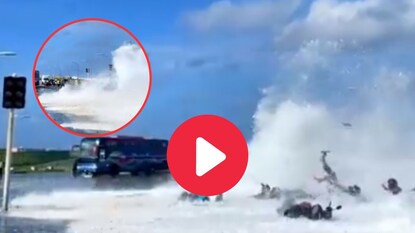 अचानक उसळली समुद्राची लाट