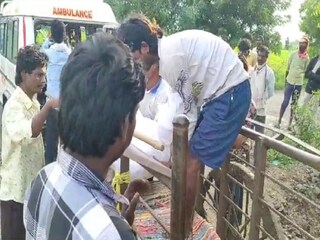 वर्ध्यात रस्त्याअभावी मृत्यूनंतरही हाल.