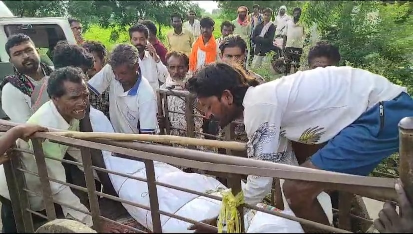 या पारधी बेड्यातील नागरिकांची समस्या साधीसुधी नाही. गावात अजूनही नळाचं पाणी नाही. गावापासून अडीच किलोमीटर अंतरावर स्मशानभूमी आहे. तिथं जाण्यासाठी चांगला रस्ता नाही. त्यामुळे जंगल आणि शेतांतून वाट काढत खाटेवरून किंवा बैलबंडीतून अंत्ययात्रा काढावी लागते, असं गावकरी सांगतात.