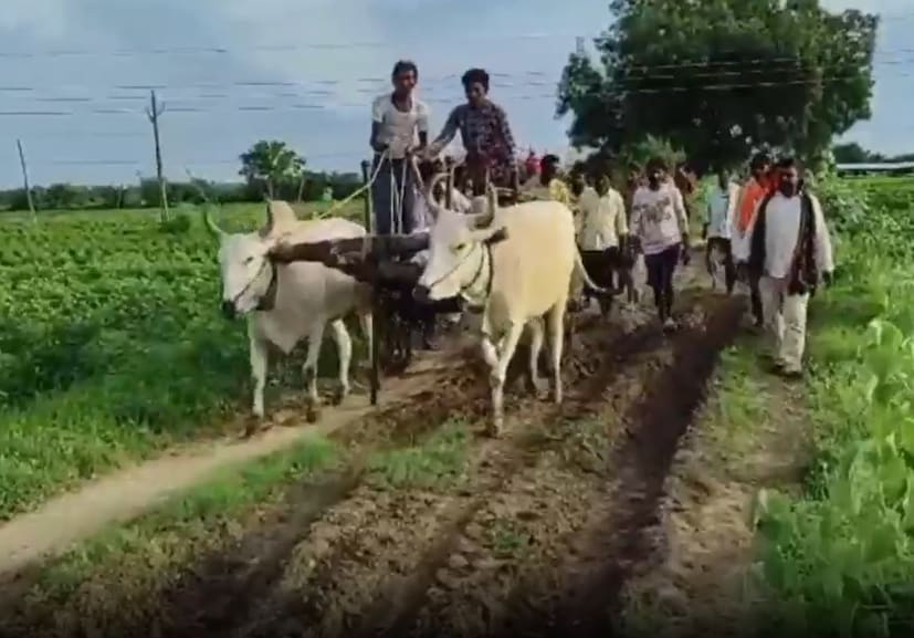 नुकतंच भारतीय चांद्रयान चंद्रावर पोहोचलं. मात्र, स्वातंत्र्याच्या 70 वर्षांनीही भारतीयांना मुलभूत प्रश्नांसाठी झगडावं लागतंय. वर्धा जिल्ह्यातील हिंगणघाट तालुक्यात मन सुन्न करणारी घटना घडलीय. वाघोली ग्रामपंचायत अंतर्गत येणाऱ्या खैराटी पारधी वसतीतील एकाचा रस्त्यानंच बळी घेतलाय.