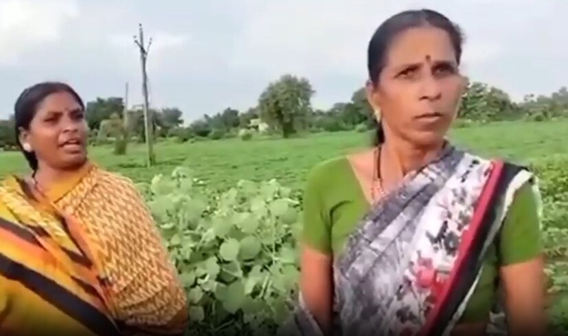 अचानक प्रकृती बिघडल्यानंतर चिखलातून वाट काढत रुग्णालयापर्यंत पोहोचण्याआधीच एकाचा मृत्यू झाला. तर पुन्हा मृतदेह घरी नेण्यासाठी बैलबंडीचा वापर करावा लागला. त्यामुळे हा रस्ताच मृत्यूचा सापळा बनल्याची भावना ग्रामस्थांमध्ये आहे.