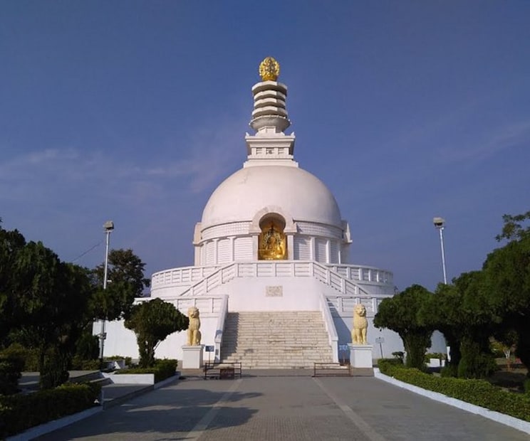 विश्वशांती स्तूप हे वर्धा शहरातील पांढऱ्या रंगाचे एक मोठे स्तूप आहे. या स्तूपाच्या चार बाजूवर बुद्ध मूर्ती बसवलेल्या आहेत. स्तूपाजवळ एक मंदिर आहे जेथे सार्वत्रिक शांततेसाठी प्रार्थना केली जाते. हे स्तूप 1993 मध्ये खुले गेले असून महात्मा गांधींना प्रेरणास्थान मानणाऱ्या फुजि गुरुजींचे हे स्वप्न होते. जपानच्या आण्विक बॉम्बची प्रतिक्रिया म्हणून हा हा विश्वशांती स्तूप आहे.