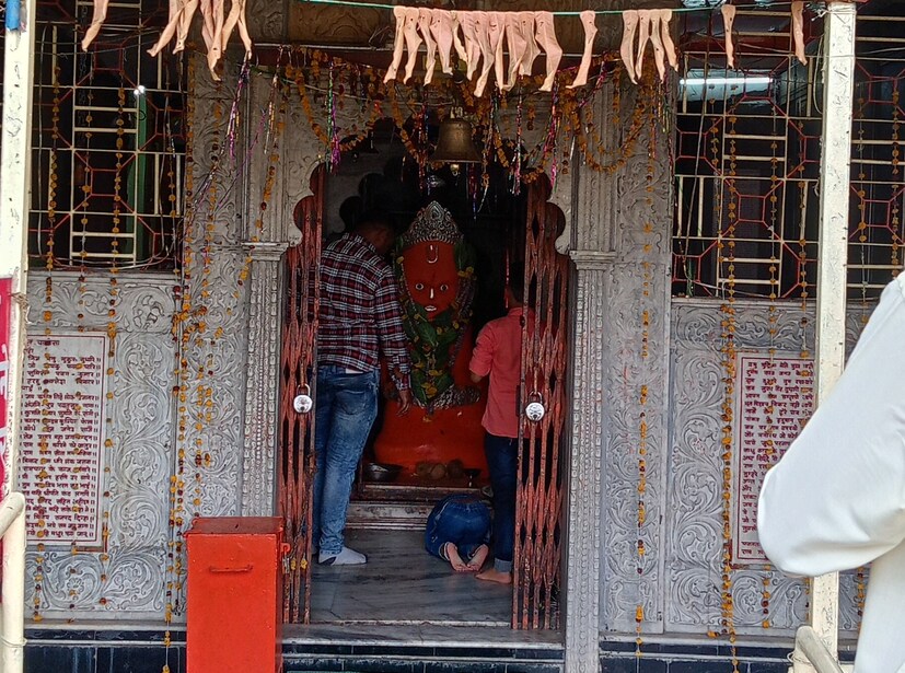 वर्धा नागपूर मार्गावरील खडकी या ठिकाणी असलेल्या हनुमानाच्या पुरातन मंदिराला अंदाजे दीडशे वर्षांची परंपरा आहे. संकटमोचक हनुमानाच्या मूर्तीसह या ठिकाणी मंदिरात असलेलं चिंचेचे झाड देखील 150 वर्ष जुने असल्याचे भक्त सांगतात. या मंदिरासमोरील मार्गावरून प्रवास करणारे सर्व प्रवासी भक्त या ठिकाणी मंदिरात दर्शन घेऊनच पुढचा प्रवास करतात.