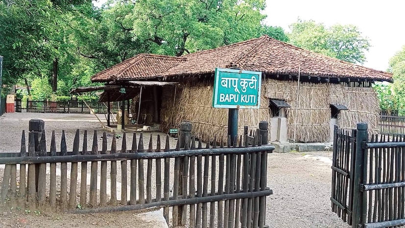 वर्धा येथील सेवाग्राम आश्रमातूनच देशाची स्वातंत्र्य चळवळ पूर्णअर्थाने सुरु होती. आजही महात्मा गांधी यांच्या उपयोगातील साहित्य सेवाग्राम येथील आश्रमात पर्यटकांना बघायला मिळतात. आश्रमाच्या परिसरातच आदी निवास, बापू कुटी, ‘बा’कुटी, आखरी निवास, आदी ऐतिहासिक ठेवा जपण्याात आलेला आहे.
