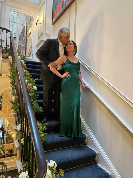 देशातील प्रसिद्ध वकिलांपैकी एक असलेल्या हरीश साळवे यांनी लंडनमध्ये वयाच्या ६८ व्या वर्षी तिसरं लग्न केलं. लंडनमध्ये त्यांनी त्रिनासोबत लग्न केलं. या लग्नाला रिलायन्स फाउंडेशनच्या अध्यक्षा नीता अंबानी, ललित मोदी यांच्यासह अनेक जण उपस्थित होते. हरिश साळवेंची तिसरी पत्नी त्रिना या ब्रिटिश वंशाच्या आहेत. देशातील प्रसिद्ध वकिलांपैकी एक असलेल्या हरीश साळवे यांनी लंडनमध्ये वयाच्या ६८ व्या वर्षी तिसरं लग्न केलं. लंडनमध्ये त्यांनी त्रिनासोबत लग्न केलं. या लग्नाला रिलायन्स फाउंडेशनच्या अध्यक्षा नीता अंबानी, ललित मोदी यांच्यासह अनेक जण उपस्थित होते. हरिश साळवेंची तिसरी पत्नी त्रिना या ब्रिटिश वंशाच्या आहेत.