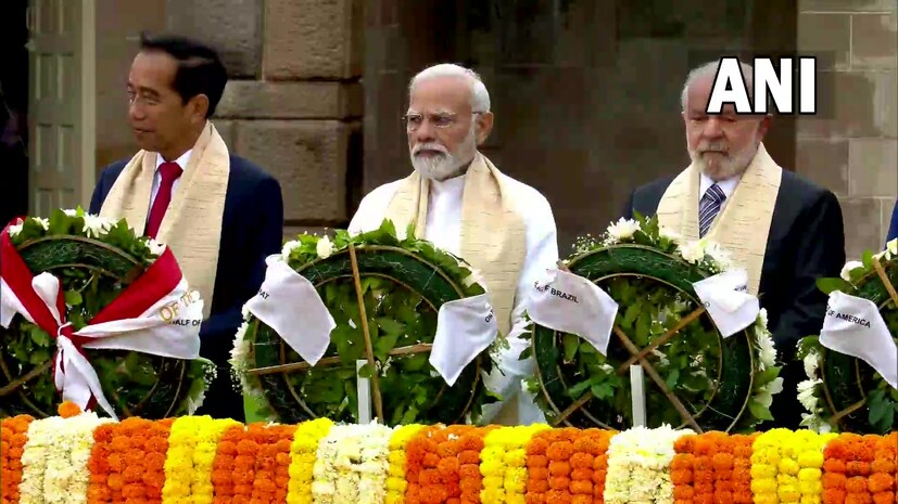 बापु कुटीचे चित्र पंतप्रधान मोदींनी दाखवले. महाराष्ट्रातील वर्धा इथं सेवाग्राम आश्रमात बापु कुटी याठिकाणी १९३६ पासून १९४८ पर्यंत त्यांचे निवासस्थान होते.