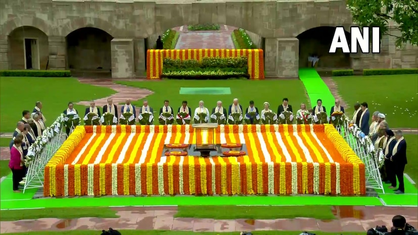 राजघाट परिसरात येताच पंतप्रधान मोदींनी ज्यो बायडेन यांचे स्वागत केले. त्यांना खादीची भेट दिली. यावेळी पंतप्रधादान मोदींनी नेत्यांना बापू कुटीचे महत्त्व सांगितले.