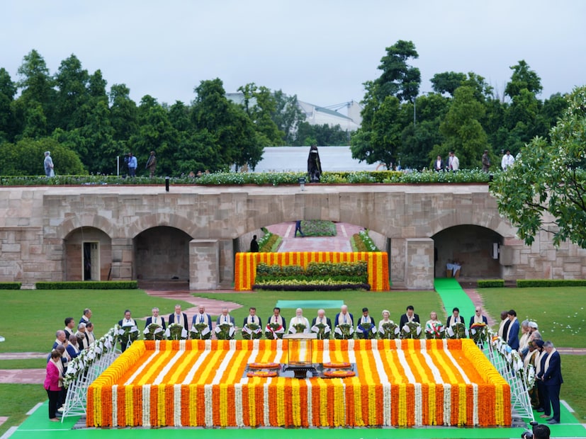  फ्रान्सचे राष्ट्राध्यक्ष इम्यॅन्यूएल मॅक्रॉन यांनीही महात्मा गांधींना श्रद्धांजली वाहिली. तर इंडोनेशियाचे राष्ट्रपती जोको विडोडो हेसुद्धा राजघाटावर पोहोचले होते.