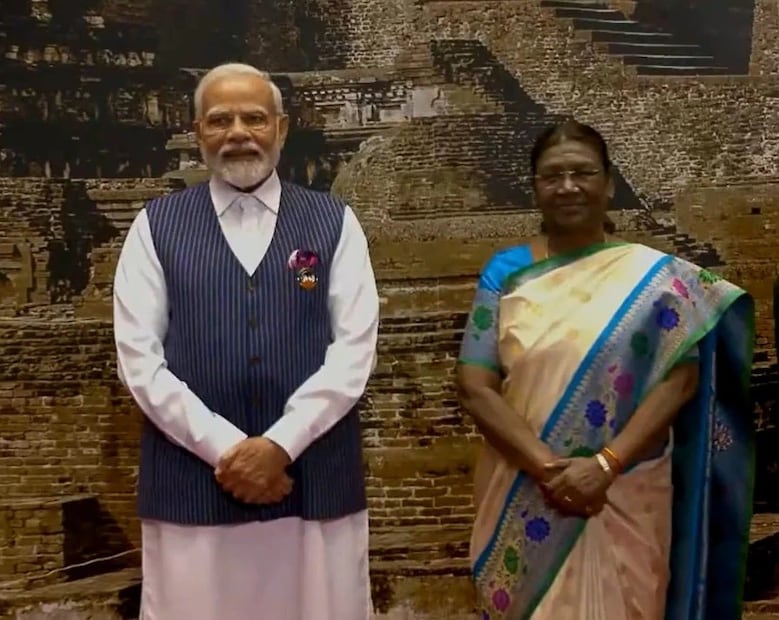 इंडिया टुडेच्या मते, पंतप्रधान नरेंद्र मोदी यांनी रात्रीच्या जेवणासाठी काळ्या बंदगळ्याच्या जॅकेटऐवजी आरामदायक व्ही-नेक स्ट्रीप जॅकेट परिधान केले होते. इंडिया टुडेच्या मते, पंतप्रधान नरेंद्र मोदी यांनी रात्रीच्या जेवणासाठी काळ्या बंदगळ्याच्या जॅकेटऐवजी आरामदायक व्ही-नेक स्ट्रीप जॅकेट परिधान केले होते.