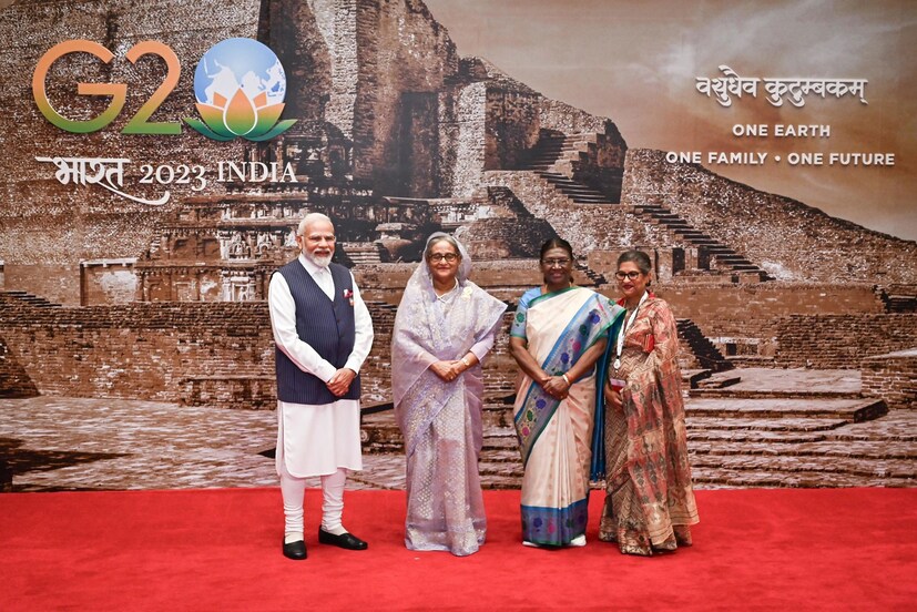 बांगलादेशच्या पंतप्रधान शेख हसीना यांनी गळ्यात मोत्यांचा हार आणि सुंदर लिलाक साडी परिधान केली होती. या वेशात त्या खूपच सुंदर दिसत होत्या.