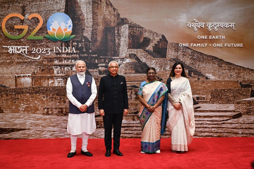 मॉरिशसचे पंतप्रधान प्रविंद कुमार जगन्नाथ आणि त्यांच्या पत्नी कोबिता जगन्नाथ यांचे पारंपारिक पोशाखात दिल्लीतील भारत मंडपम येथे आगमन झाले. कुमार जगन्नाथ काळ्या सूटमध्ये पाहायला मिळाले तर त्यांची पत्नी चमकदार ब्लाउजसह साडीत दिसली.