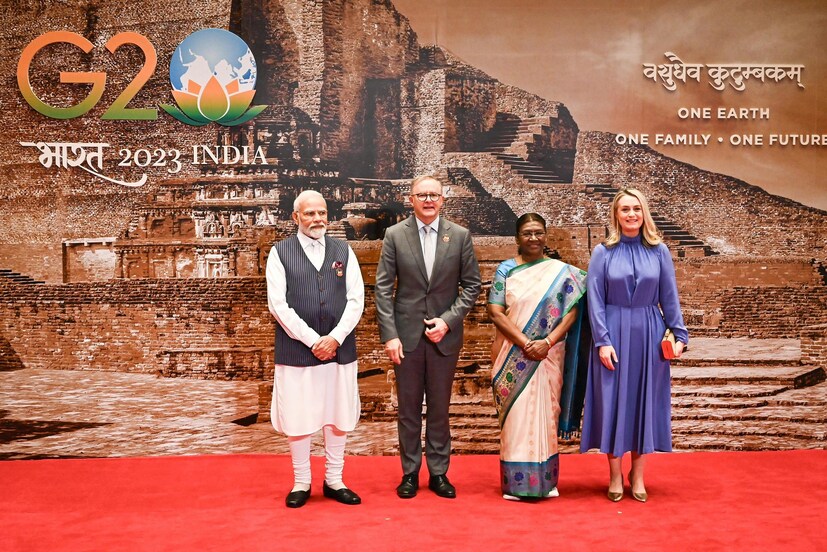 ऑस्ट्रेलियन पंतप्रधान अँथनी अल्बानीज यांनी डिनरसाठी राखाडी रंगाचा सूट परिधान केला होता. तर त्यांची जोडीदार जोडी हेडन यांनी टर्टलनेक डिटेलिंगसह निळा ड्रेस परिधान केला होता.