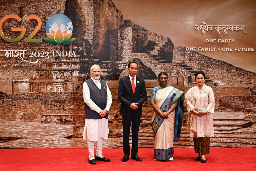 इंडोनेशियाचे राष्ट्रपती जोको विडोडो आणि त्यांची पत्नी इरियाना जोको विडोडो यांचेही भव्य स्टाईलमध्ये आगमन झाले. जोको विडोडोने नेव्ही ब्लू सूट परिधान केला होता, तर इरियानाने पारंपारिक पांढरा ड्रेस निवडला.