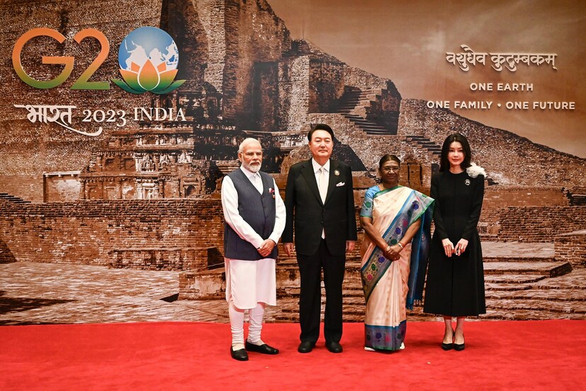 दक्षिण कोरियाचे राष्ट्राध्यक्ष यून सुक येओल यांनी सोनेरी टाय असलेला काळा सूट परिधान केला होता.