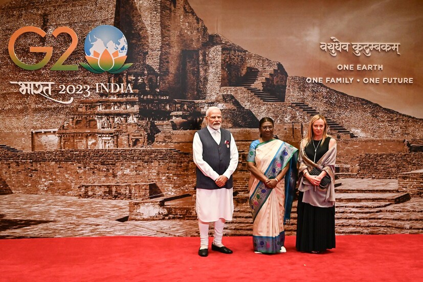 इटलीचे पंतप्रधान ज्योर्जिया मेलोनी काळ्या रंगाचा कुर्ता आणि चुरमुरे रंगाचा स्टोल घेऊन डिनरला पोहोचल्या.