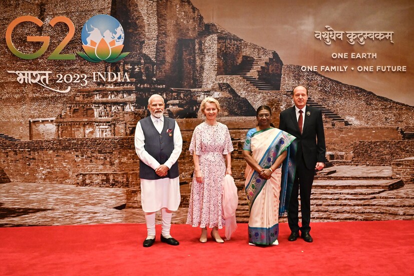 युरोपियन कमिशनच्या अध्यक्षा उर्सुला फॉन डर लेन, हलक्या रंगाचा पोशाख परिधान करून, त्यांचे पती हेको वॉन डेर लेयन यांच्यासोबत सहभागी झाल्या.